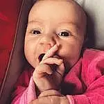 Nez, Joue, Peau, Lip, Sourire, Mouth, Human Body, Eyelash, Oreille, Gesture, Finger, Baby, Rose, Happy, Iris, Baby & Toddler Clothing, Thumb, Comfort, Bambin, Nail, Personne