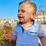 Ciel, Daytime, Nourriture, Bleu, Azure, People In Nature, Debout, Herbe, Happy, Baby & Toddler Clothing, Basket, Bambin, Ice Cream Cone, Summer, Natural Foods, Fun, Enfant, Leisure, Electric Blue, Personne