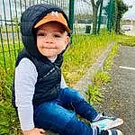 Plante, Sourire, Leaf, People In Nature, Fence, Herbe, Happy, Arbre, Bambin, Cap, Sneakers, Leisure, Jacket, Baby & Toddler Clothing, Electric Blue, Asphalt, Enfant, Fun, Assis, Denim, Personne, Headwear