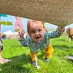 Sourire, People In Nature, Nature, Green, Leaf, Happy, Herbe, Gesture, Baby & Toddler Clothing, Finger, Leisure, Bambin, Recreation, Fun, Baby, Summer, Enfant, Pelouse, Aire de jeux, Personne, Joy
