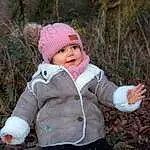 Visage, Joue, Sourire, Plante, Yeux, Leaf, People In Nature, Cap, Gesture, Happy, Herbe, Jacket, Arbre, Bambin, Baby, Freezing, Baby & Toddler Clothing, Enfant, Hiver, Poil, Personne, Headwear