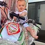Wheel, Tire, Photograph, Vehicle, Motorcycle, Vrouumm, Happy, Bicycle Frame, Bicycle Tire, Bambin, Recreation, People, Automotive Tire, Bicycle Wheel, Baby & Toddler Clothing, Fun, Baby, Bicycle Accessory, Bicycle Handlebar, Personal Protective Equipment, Personne, Surprise