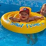 Visage, Eau, Baby Float, Sourire, Bleu, Swimming Pool, Happy, Leisure, Fun, Aqua, Recreation, Bambin, Personal Protective Equipment, Baby, Baby Products, Nonbuilding Structure, Leisure Centre, Games, Inflatable, Bathing, Personne, Headwear, Joy
