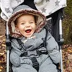 Peau, Sourire, Comfort, Happy, Bambin, People In Nature, Headgear, Herbe, Baby, Chapi Chapo, Sun Hat, Baby & Toddler Clothing, Jacket, Enfant, Arbre, Baby Carriage, Leisure, Fun, Assis, Baby Products, Personne, Headwear