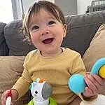 Joue, Peau, Sourire, Baby Playing With Toys, Facial Expression, Green, Jouets, Happy, Baby, Yellow, Baby & Toddler Clothing, Finger, Comfort, Fun, Bambin, People, Enfant, Stuffed Toy, Personne, Joy