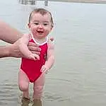 Visage, Eau, Peau, Sourire, One-piece Swimsuit, Jambe, Swimwear, Happy, Thigh, Plage, People On Beach, Bambin, Leisure, Chest, Fun, Underpants, Recreation, Bathing, Lake, Personal Protective Equipment, Personne, Joy
